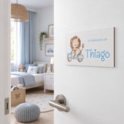 Placa de madera rectangular personalizada con león en vespa, en la puerta de la habitación