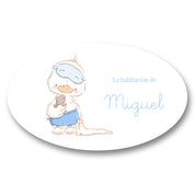 Placa de madera oval personalizada con patito y manta en azul y nombre