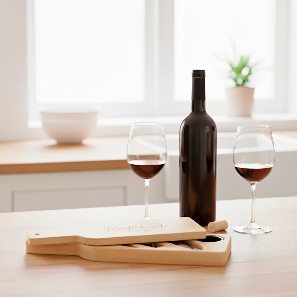 Set de vino en caja de botella personalizado abierto, foto de ambiente