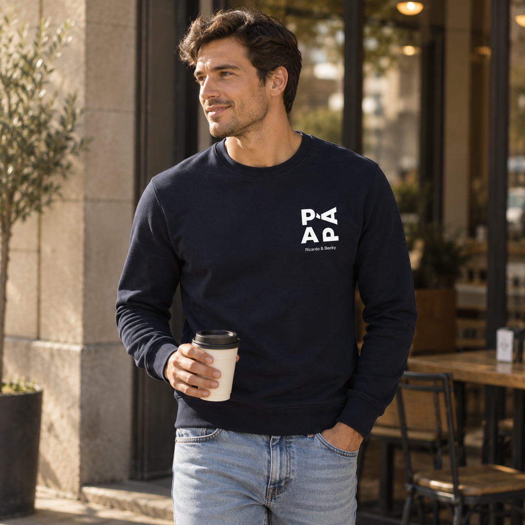 Hombre con sudadera personalizada azul marino Papá con nombres hijos con café en la mano