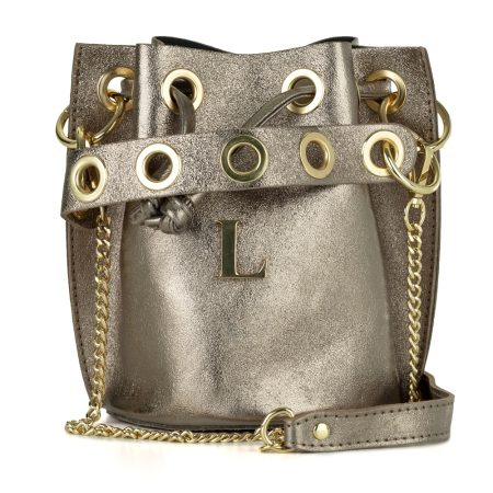 Bolso-piel-personalizado-Escala-city-bronce-inicial-metalica