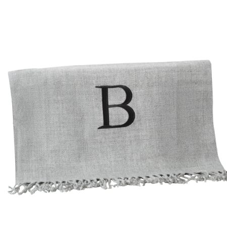 Bufanda-lisa-personalizada-gris-inicial-grande