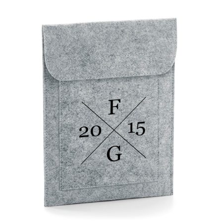 Funda-tablet-personalizada-fieltro-gris-iniciales-cruz-centro-grande